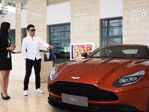 好励志！小伙儿每天吃泡面骑脚踏车，如今开上DB11