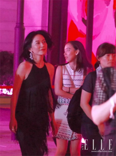 完美诠释什么叫做“走路带风”!哪怕刘海在风中凌乱 ,也丝毫不受影响。无需灯光、长枪短炮、专业修图,随手一拍都能美出天际!