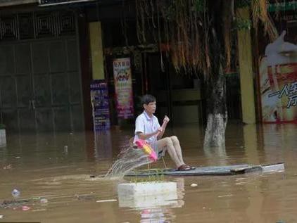 洪水来袭，部分车主淡定,很多车主哭晕只因没买保险