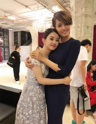 《女儿国》发布会现场,赵丽颖合照中表情又成了亮点!