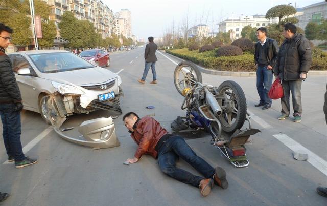 撞上了闯红灯的人,这账该怎么算?老实赔钱吧