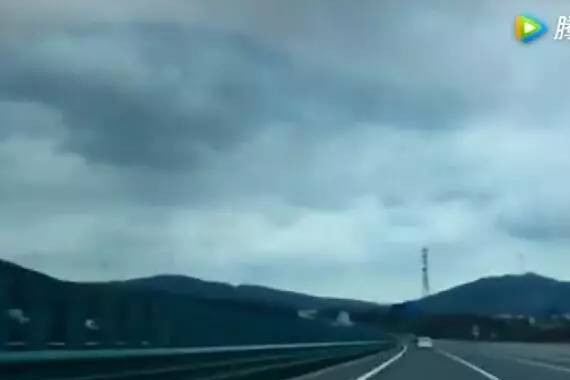 男子开GTR在高速上直播：170也算快吗？ 结果...
