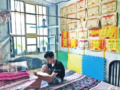 贾超凡家里,奖状贴满了墙壁。