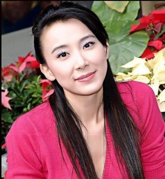 Cảnh đời điêu tàn của mỹ nhân phim Quỳnh Dao: Người tuổi già cô đơn bệnh tật, kẻ bị “gắn mác” gián tiếp giết chồng, cay đắng sống qua ngày - Ảnh 3. Cảnh đời điêu tàn của mỹ nhân phim Quỳnh Dao: Người tuổi già cô đơn bệnh tật, kẻ bị “gắn mác” gián tiếp giết chồng, cay đắng sống qua ngày - Ảnh 3.