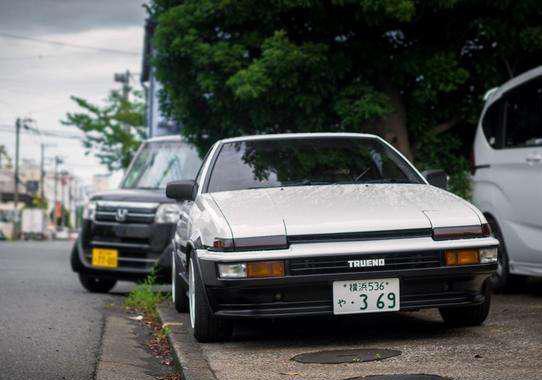 路遇35年的丰田AE86，如此老车保存完好，羡煞国人