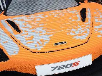 约女神到我家看超跑，结果刚进家门她就跑了