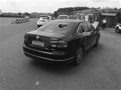 只因车辆过检被暂扣 小伙怒砸自家车车窗泄愤