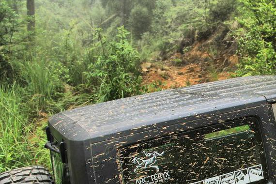 开着Jeep牧马人去越野，无奈被陷泥潭只能弃车！