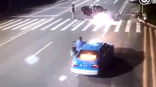 出租车占用道路，摩托车超速，轿车实线变道，下车后又有逃离现场的意向，这是...