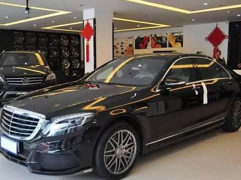 使用奔驰标，却是假奔驰，价格贵十几万，土豪却买单