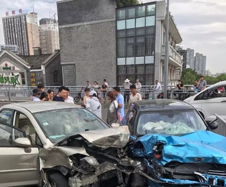 视频|今早甬江大桥“危险之弯”发生惨烈车祸