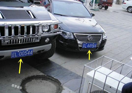 悍马H2和大众在一起，两个车牌天生一对，一股霸气