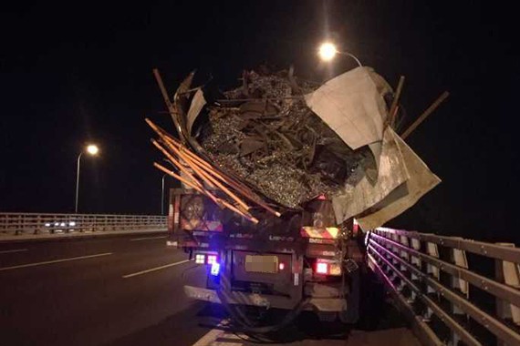 杭甬高速上一废品货车抛洒铁钉40多公里，上百辆车集体遭殃