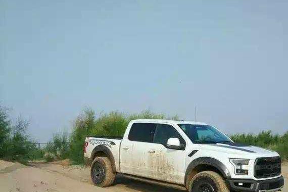 F150喊救命，拖拉机来救场，F250心想真给猛禽丢脸