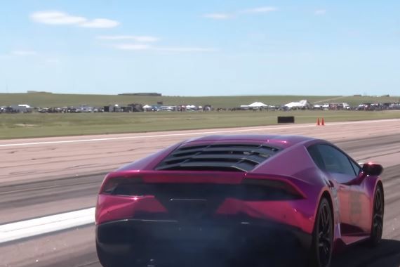 时速339公里！女司机驾兰博基尼打破飙车赛纪录