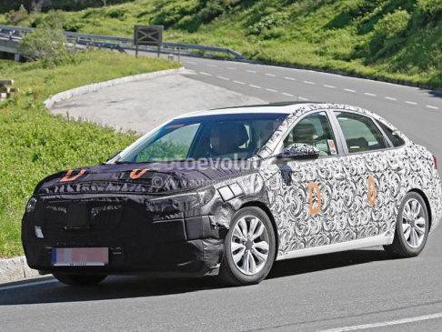 向眼镜熟男转换 新款英朗谍照