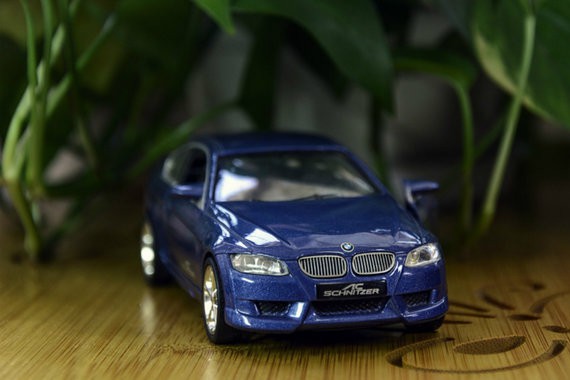 宝马推出了一台折叠电动滑板车，也想解决最后一公里