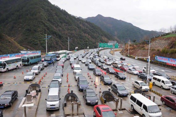 暑假自驾游人多，遇到高速拥堵怎么办。尬舞？省省吧