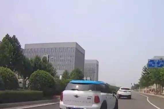 究竟是谁干的？让宝马MINI一路只能吃烟