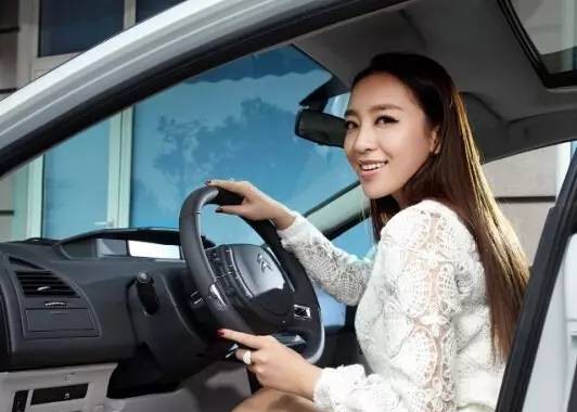 借车去约妹、喜欢地板油...这4种人打死也不能把车借给他！