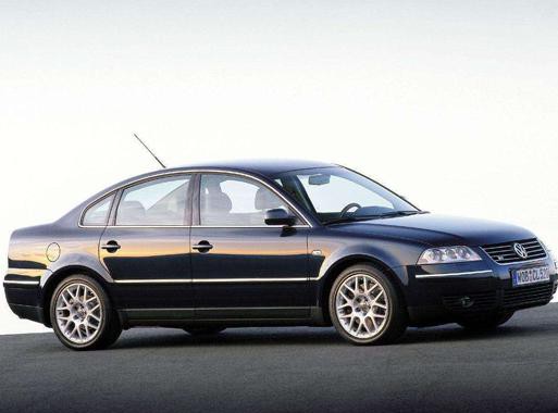 小伙路上遇老款帕萨特，看清尾标后立马刹车