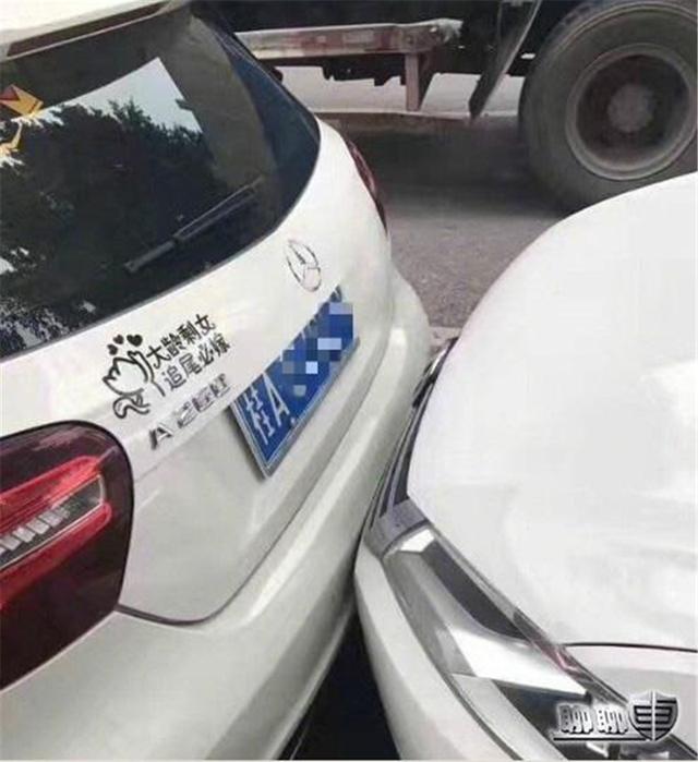 追尾奔驰,还捡个媳妇?这些车标笑死人车主你负