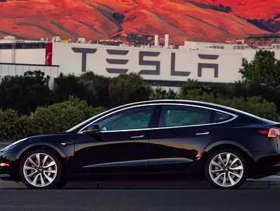 量产版特斯拉Model 3下线 首批30辆新车本月底交付