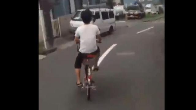 排气声好强！这小伙子对跑车的痴迷已到了一定的境界了  ​