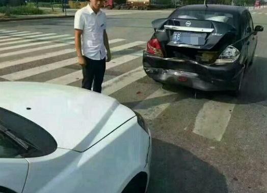 国产帝豪惹事追尾日产车，两个车主下车一看无语了