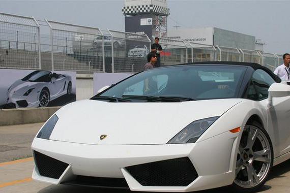 富豪送兰博基尼给18岁儿子 方向盘都没捂热就送去修理厂