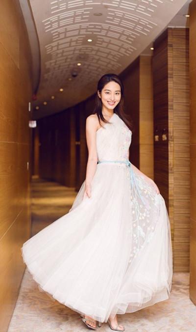 看了刘亦菲妈的年轻照,才明白为啥陈金飞选择杨采钰