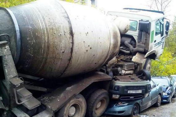 老铁下车买水，车子却自动开走，最后赔偿赔到想哭