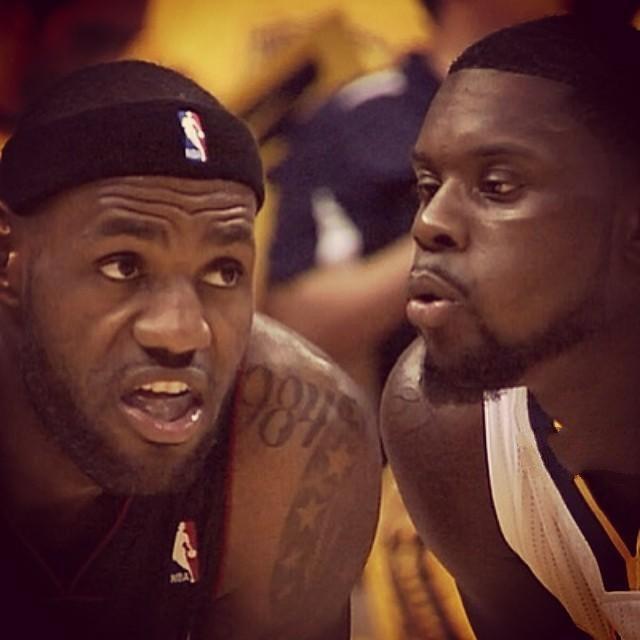 史蒂芬森对着詹姆斯吹气这种小动作让人忍俊不禁.