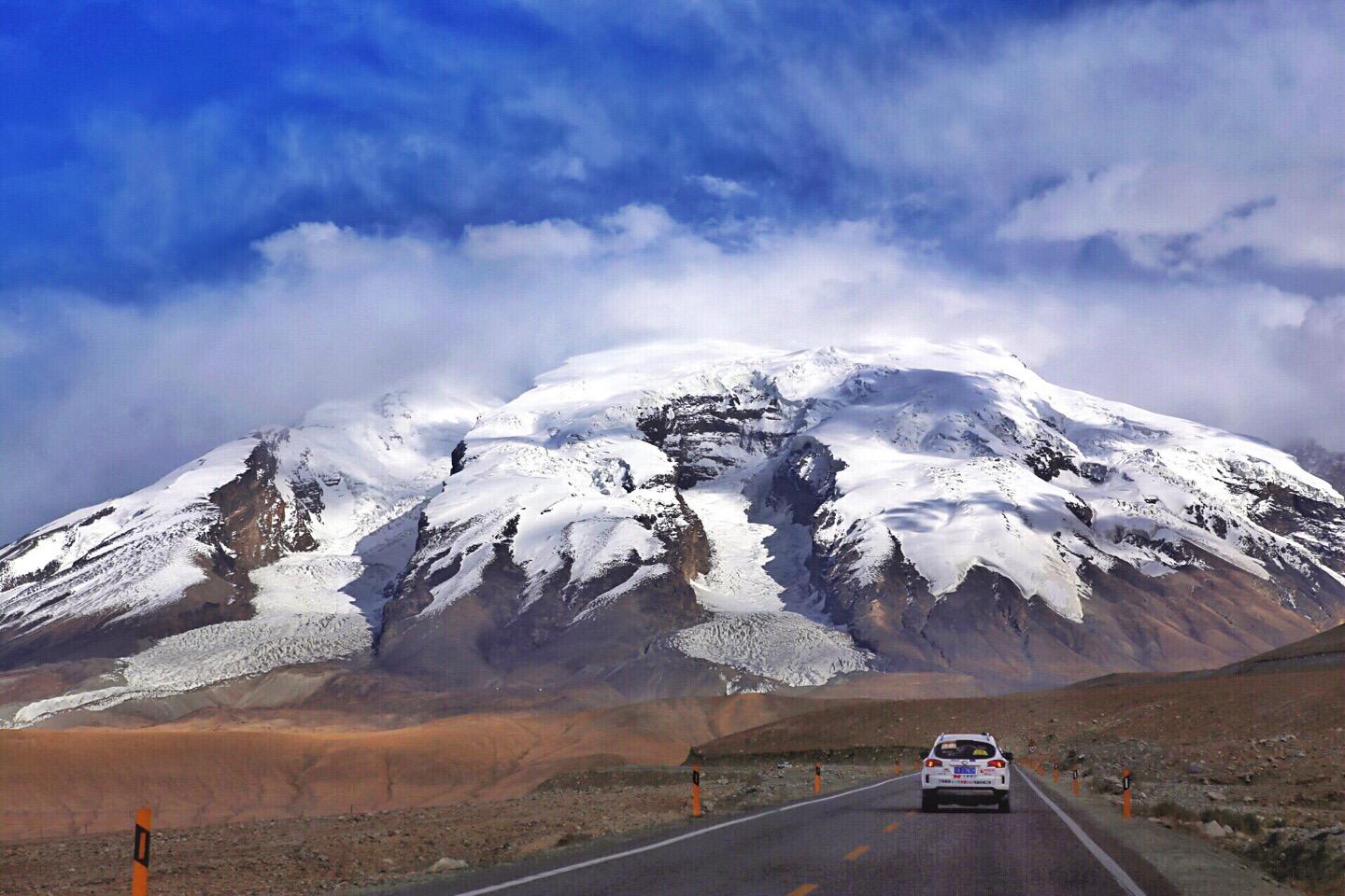 沿途尽是雪山美景