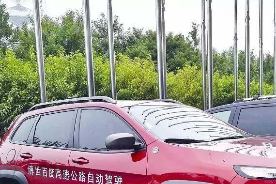 震惊！这个身价上百亿的男子，竟开车不扶方向盘！