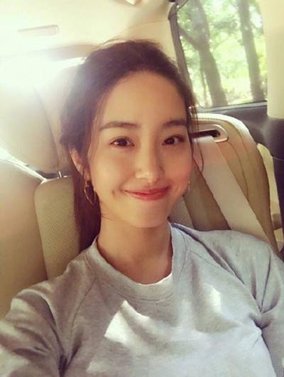 看了刘亦菲妈的年轻照,才明白为啥陈金飞选择杨采钰