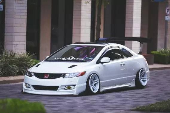 小伙子提前一周去排队，居然只为了提一台思域？