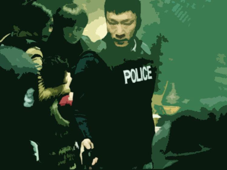 黑白交错下的生死考验与人性抉择