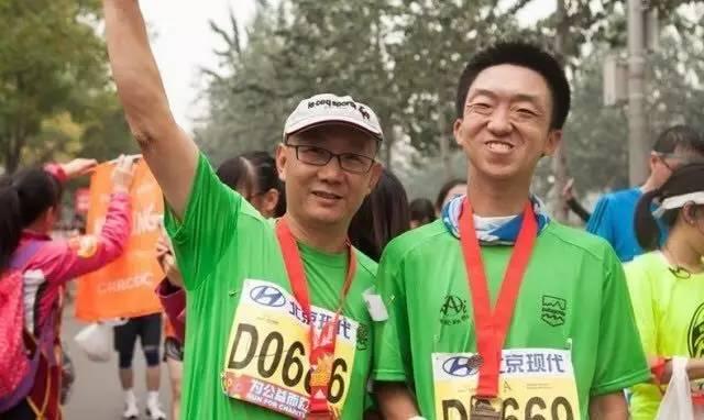 图中右侧为闫上 图片来源:融爱融乐微信公众号