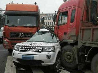 路虎抢道被两辆大货车撞烂, 车主花一百万换了条命!