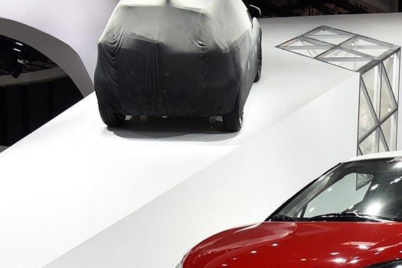 即便面对标杆车型 自主小车一样不怂