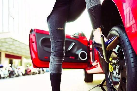 换轮胎，1个小动作就能看清修理厂是不是“讹”你几百块！