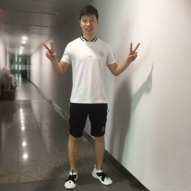 馬龍被處罰后首露笑顏，雙手舉起V字開心像個(gè)大孩子