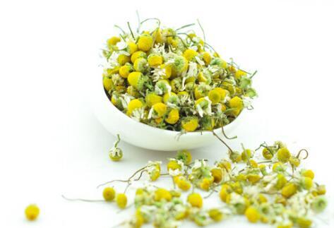 做法:将甘菊放入锅中,加水煮成茶汁;将花朵过滤掉留下茶汁;使用时将茶汁敷在脸上,盖上面膜纸即可;敷约20分钟后可洗干净。
