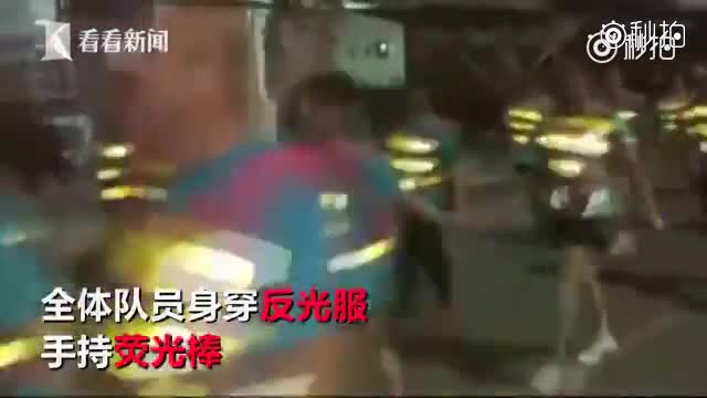 实拍临沂“暴走团”开叉车压阵做保障 队员穿反光服自我保护