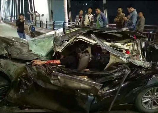 车已经这样了车内的人都没事，厉害了，神车