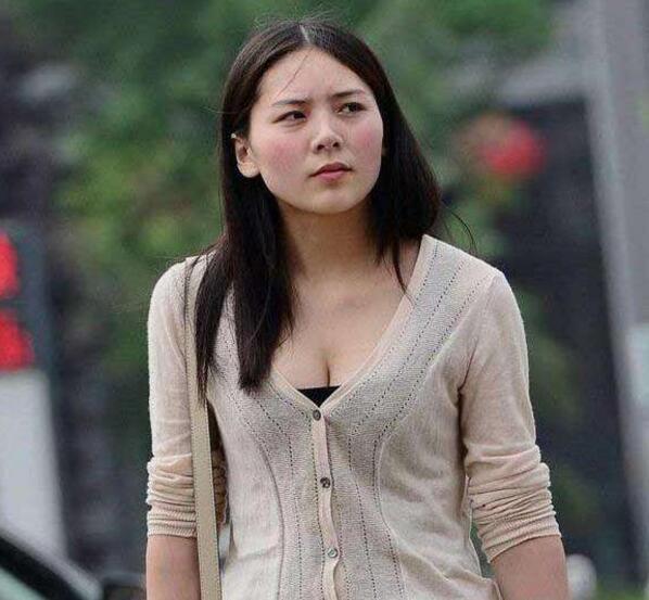 比如这位穿着低胸装皮肤白里透红的年轻辣妈,正是被敏感肌困扰。