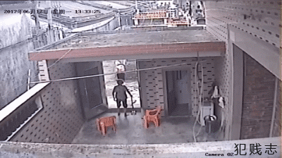 搞笑gif:劈叉我见多了,但是这样的真没见过!