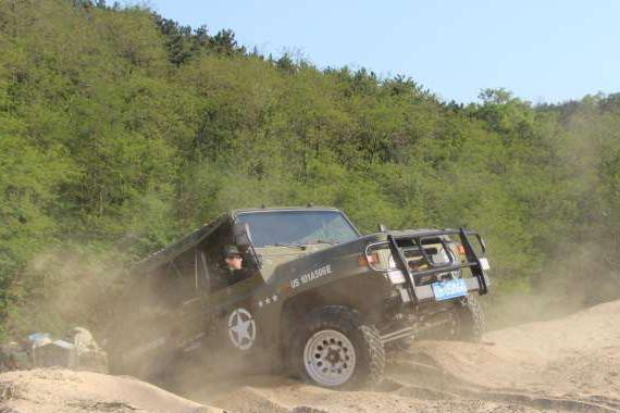 首台软顶敞篷SUV，拖拉机内饰，5万越野不输牧马人