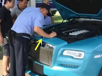 女司机开劳斯莱斯上牌，迅速被围观，这敞篷车少见